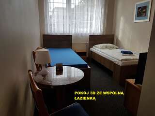 Хостелы Hostel Mega 2 Быдгощ Стандартный двухместный номер с 2 отдельными кроватями и общей ванной комнатой-3