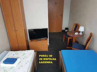 Хостелы Hostel Mega 2 Быдгощ Стандартный двухместный номер с 2 отдельными кроватями и общей ванной комнатой-4