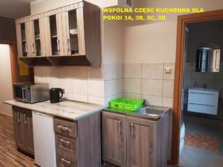 Хостелы Hostel Mega 2 Быдгощ Трехместный номер с основными удобствами и общей ванной комнатой-6